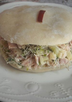 Una foto de Sánguche de atún y apio