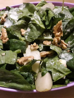 Una foto de Ensalada de espinaca, peras y brie
