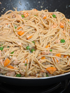 Una foto de Espagueti integrales a la carbonara de salmón ahumado