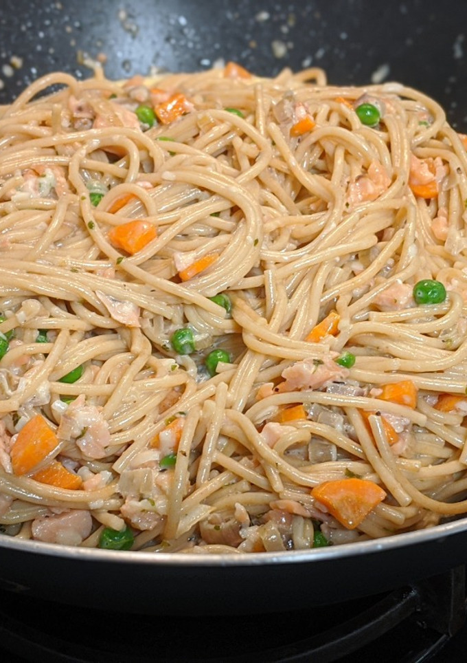Una foto de Espagueti integrales a la carbonara de salmón ahumado