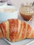 Brioches con salsa al caramello mou