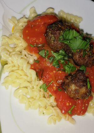 Fusilitészta paradicsomszósszal és húsgombóccal recept fotója