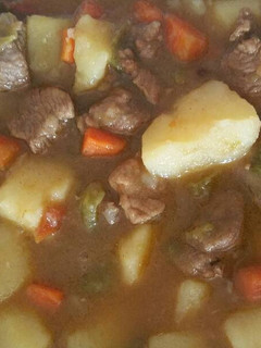 Una foto de Ternera guisada con patatas y verduras