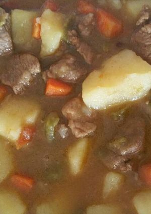 Una foto de Ternera guisada con patatas y verduras
