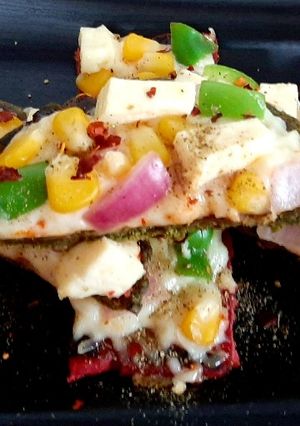A picture of Beetroot Spinach Bhakhri Pizza Sticks.