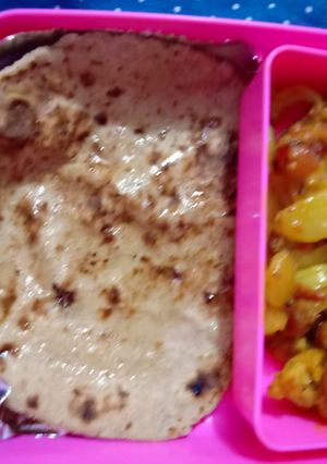 A picture of Aalu gobhi veg with chappati.