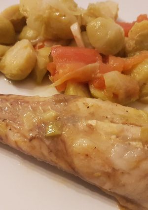 Una foto de Colas de rape con coles de Bruselas