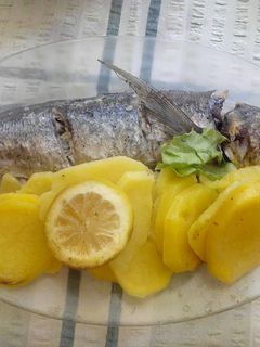 Una foto de Jurel al horno con patatas