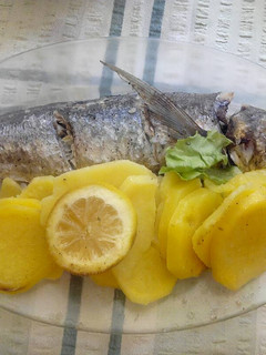 Una foto de Jurel al horno con patatas