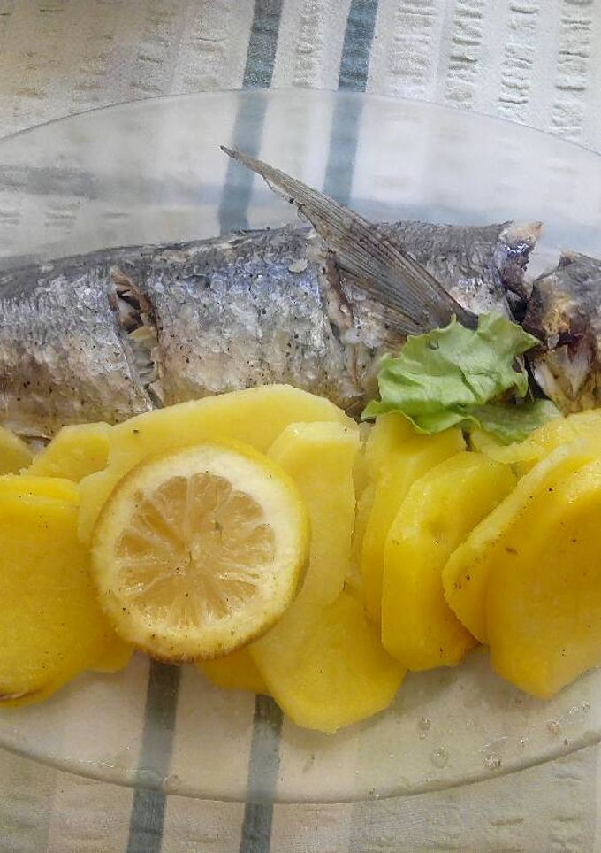 Una foto de Jurel al horno con patatas