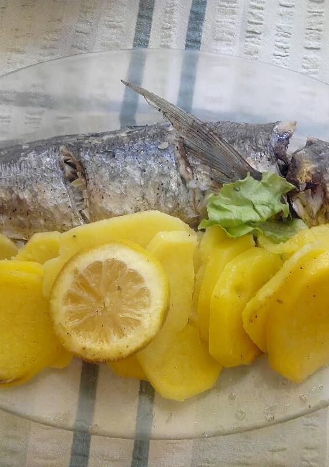 Una foto de Jurel al horno con patatas