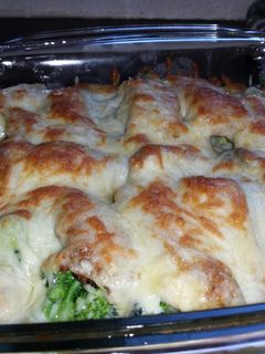 صورة لوصفة معكرونة بالبشاميل مع البروكلي والدجاج المقلي☺😋😋