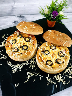 ચીઝ બર્સ્ટ તવા બર્ગર (Cheese Burst Tawa Burger Recipe In Gujarati) રેસીપી મુખ્ય ફોટો