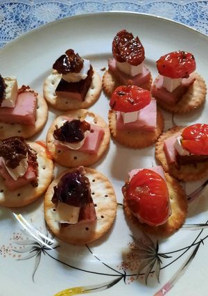Una foto de Canapés con Jamón ahumado en mini chulengo