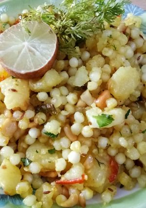 आलू साबूदाने की खिचड़ी (aloo sabudana ki khichdi recipe in Hindi) रेसिपी मुख्य फोटो