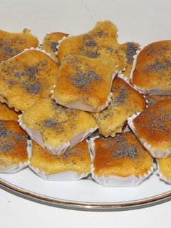 Una foto de Budincitos con queso, confitura de mora y semillas de amapola