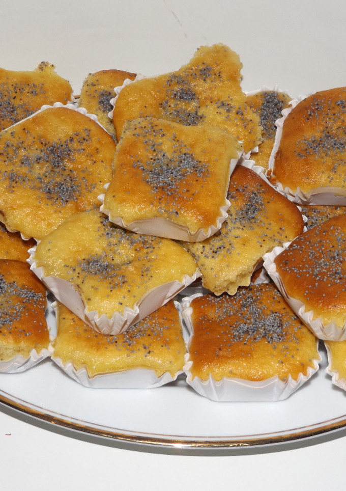 Una foto de Budincitos con queso, confitura de mora y semillas de amapola