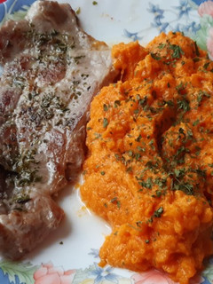 Una foto de Chuleta de aguja al orégano con puré de calabaza y zanahoria especiado