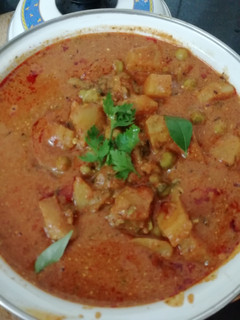 ஆலூ மட்டர் மசாலா(aloo matar masala recipe in tamil) செய்முறை முக்கிய புகைப்படம்
