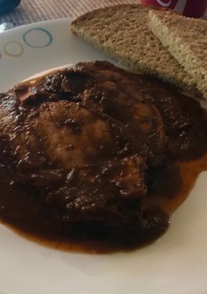 Una foto de Bisteces al chile pasilla