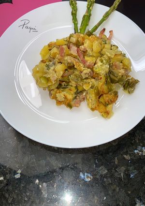 Una foto de Huevos revueltos con espárragos
