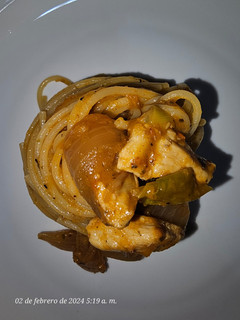Una foto de Spaguetini con pollo y salsa diabla