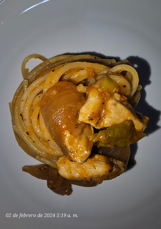 Una foto de Spaguetini con pollo y salsa diabla