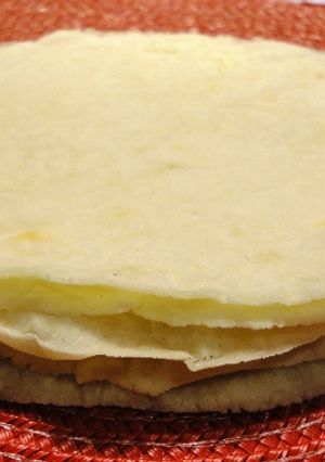 A picture of Pathiri (Rice pancakes).
