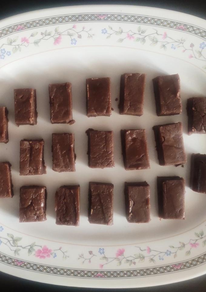சாக்லேட் மைசூர் பாக் (Chocolate mysorepak recipe in tamil) செய்முறை முக்கிய புகைப்படம்