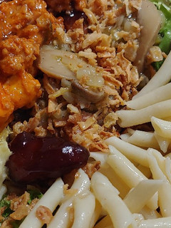 Una foto de Ensalada mezclum con pasta, dátiles y boloñesa