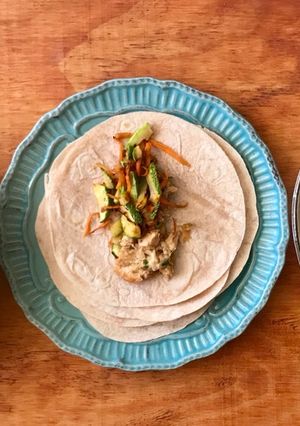 Una foto de Tacos con verduras y pollo salteado con queso 🧀 👌