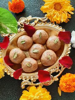 शेंगदाणे लाडू (Shengdane Ladoo Recipe In Marathi) रेसिपी चे मुख्य फोटो 