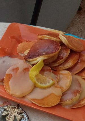 Une photo de Pancakes 🥞☕ citron 🍋 caramel 😋