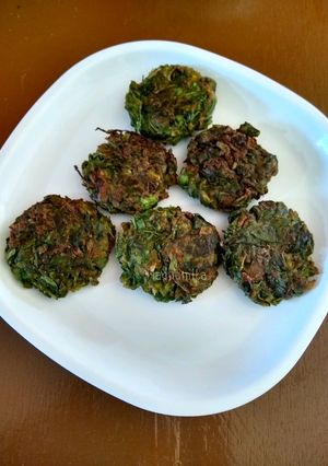 A picture of Palak Vada.