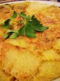 Tortilla de patatas y alcachofa con huevos de gallina araucana