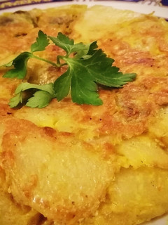Una foto de Tortilla de patatas y alcachofa con huevos de gallina araucana