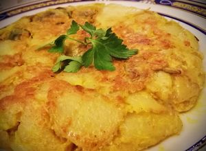 Foto principal de Tortilla de patatas y alcachofa con huevos de gallina araucana