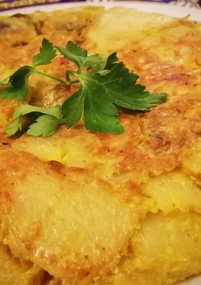 Una foto de Tortilla de patatas y alcachofa con huevos de gallina araucana