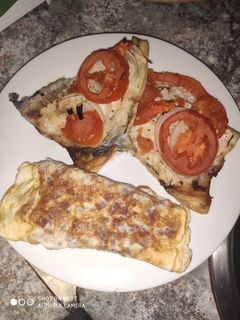 Una foto de Lubina al horno y tortilla de claras con taquitos de jamón