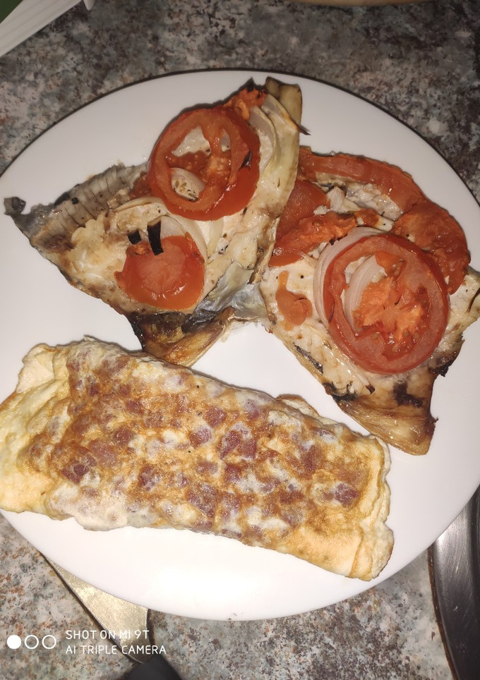 Una foto de Lubina al horno y tortilla de claras con taquitos de jamón