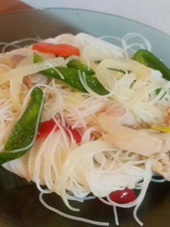 Una foto de Fideos de arroz con pollo y verduras al wok 🍚
