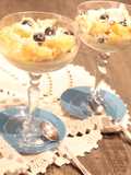 Panna cotta con crumble di pandoro, mirtilli e cioccolato bianco