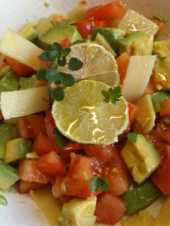 Una foto de Cuenco de aguacate, tomate y bambú a la lima