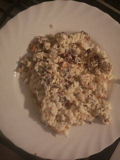 Una foto de Revuelto de clara con yogur griego natural y ensalada de cherry