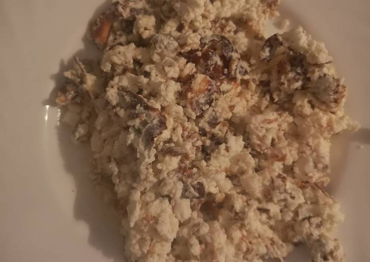Revuelto de clara con yogur griego natural y ensalada de cherry