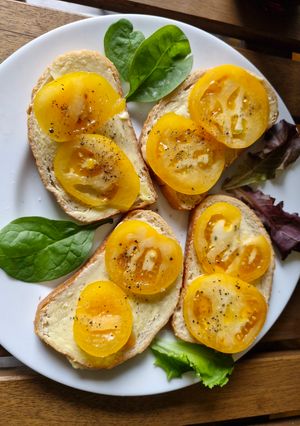 A picture of Yellow Tomato Sandwiches.