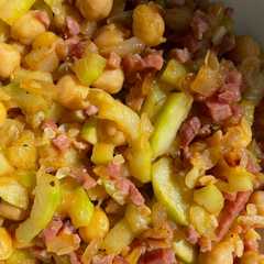 Una foto de Calabacín salteado con garbanzos y jamón