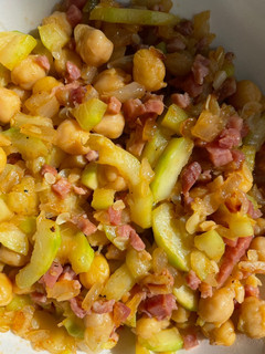 Una foto de Calabacín salteado con garbanzos y jamón