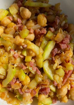 Una foto de Calabacín salteado con garbanzos y jamón