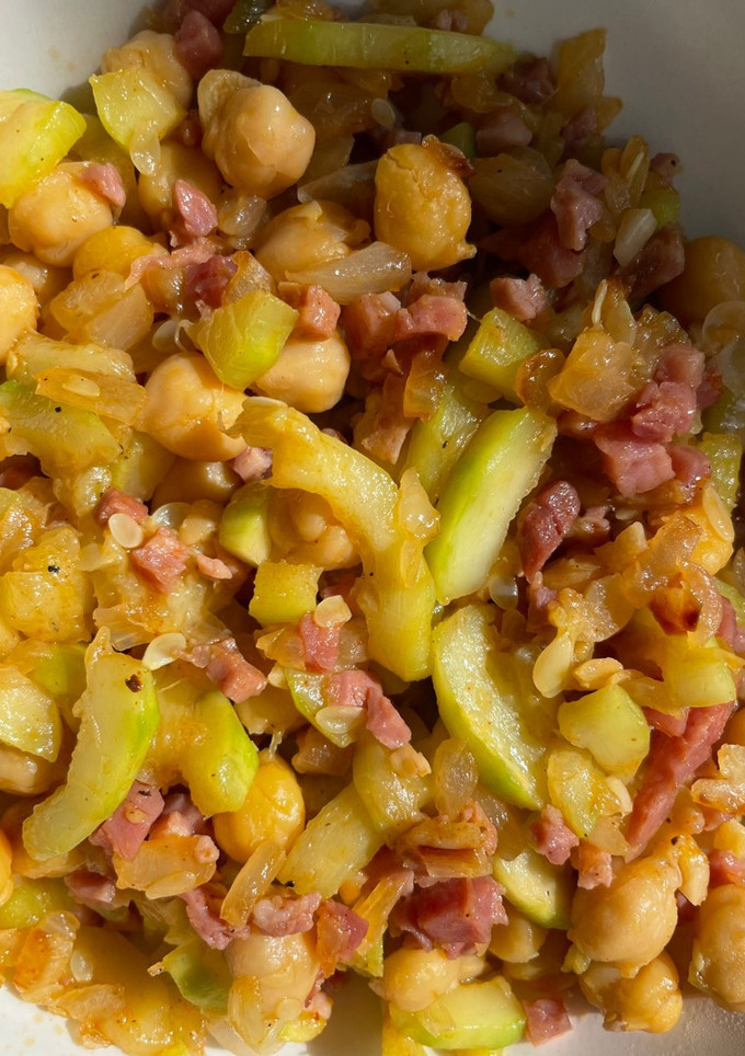 Una foto de Calabacín salteado con garbanzos y jamón